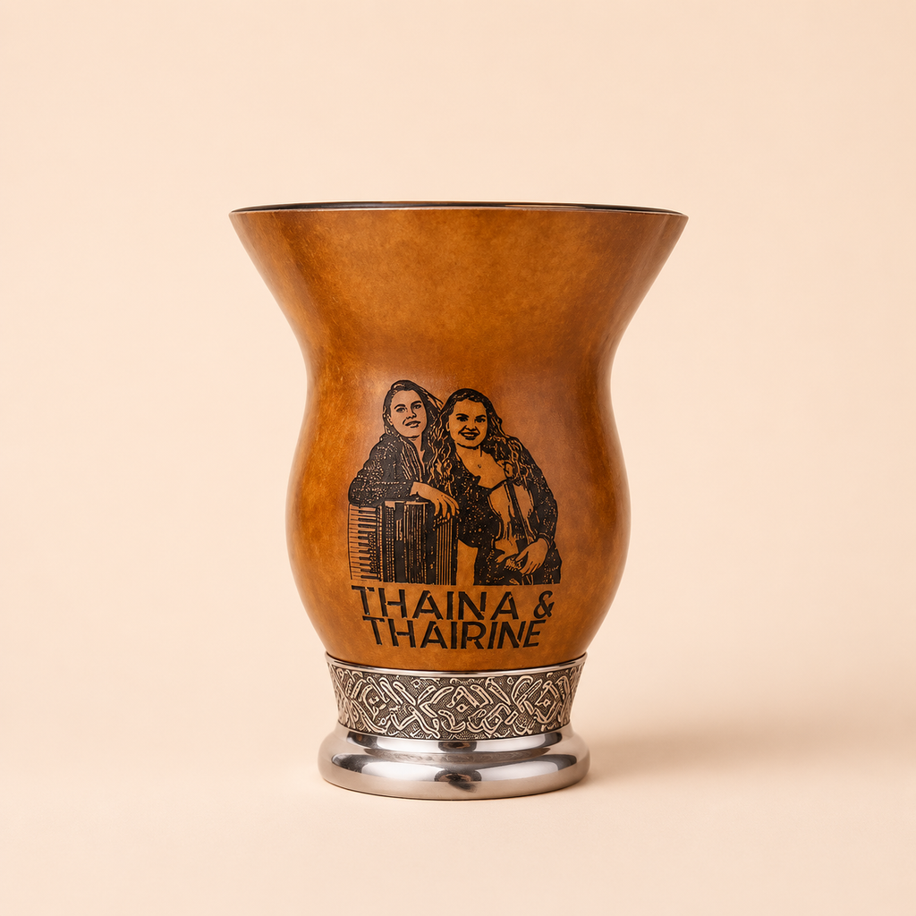Cuia Thaina & Tharine para Chimarrão Baita Pé Decorado e Borda Dourada