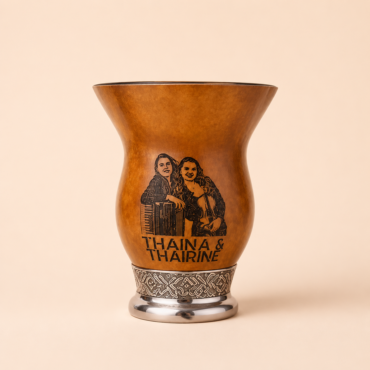 Cuia Thaina & Tharine para Chimarrão Baita Pé Decorado e Borda Dourada
