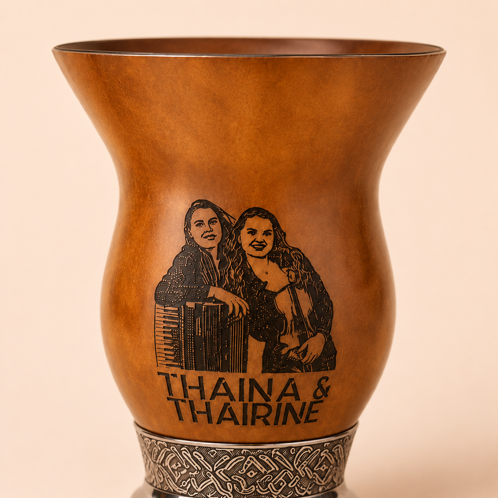 Cuia Thaina & Tharine para Chimarrão Baita Pé Decorado e Borda Dourada