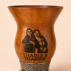 Cuia Thaina & Tharine para Chimarrão Baita Pé Decorado e Borda Dourada