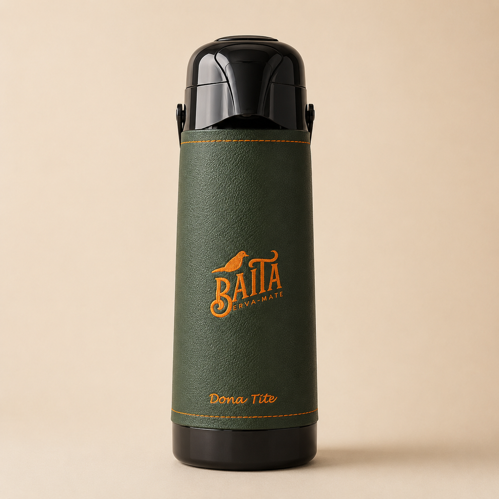 Capa Dona Tite para garrafa térmica de 1 litro em couro sintético